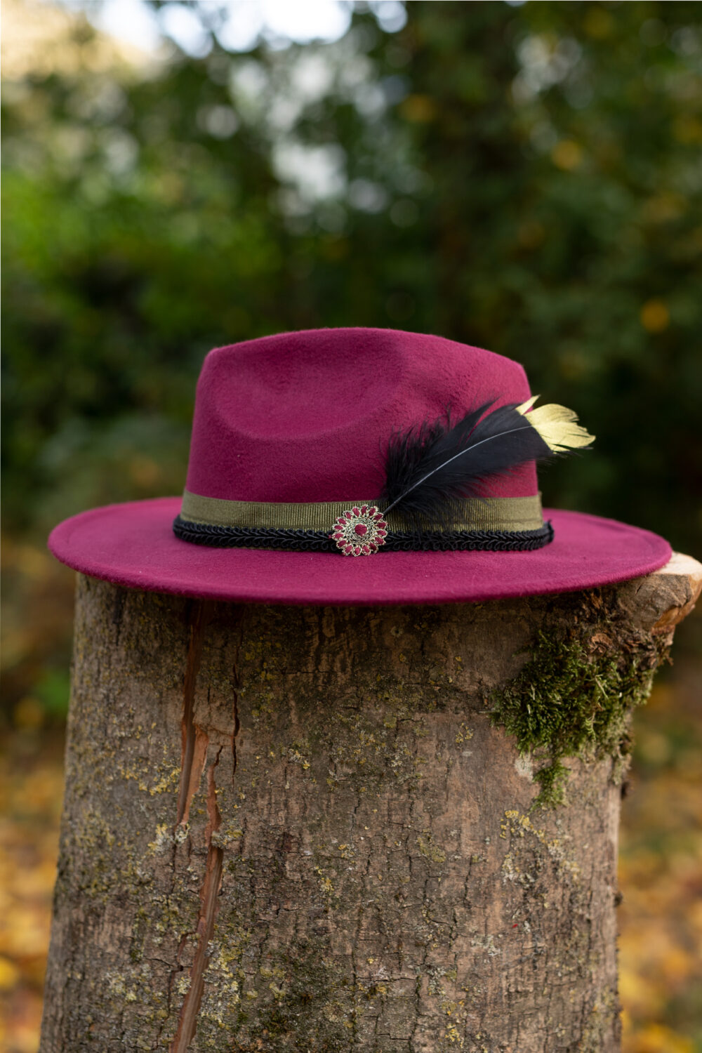 Fedora Handgemaakte Hoed is voorzien van een veer en een unieke sierrand om de hoed