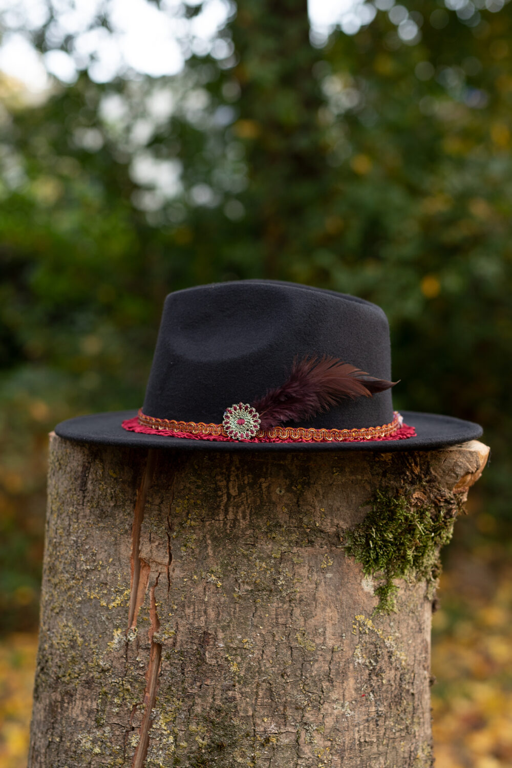 Zwarte Handgemaakte Hoed met bruine veer