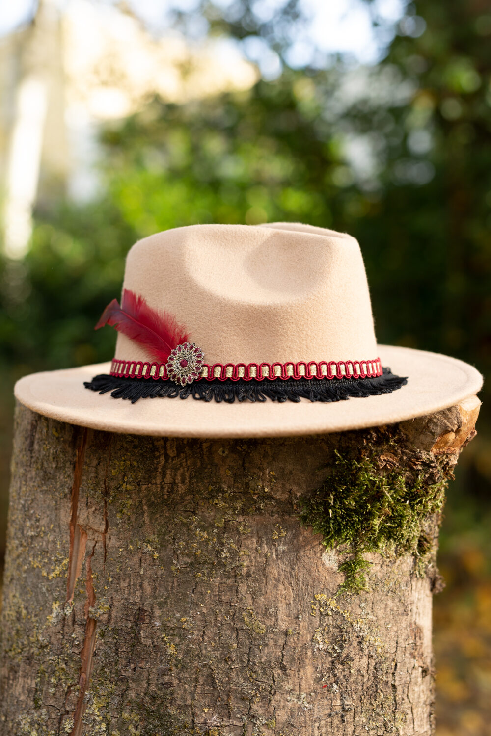 Beige handgemaakte hoed met rode veer