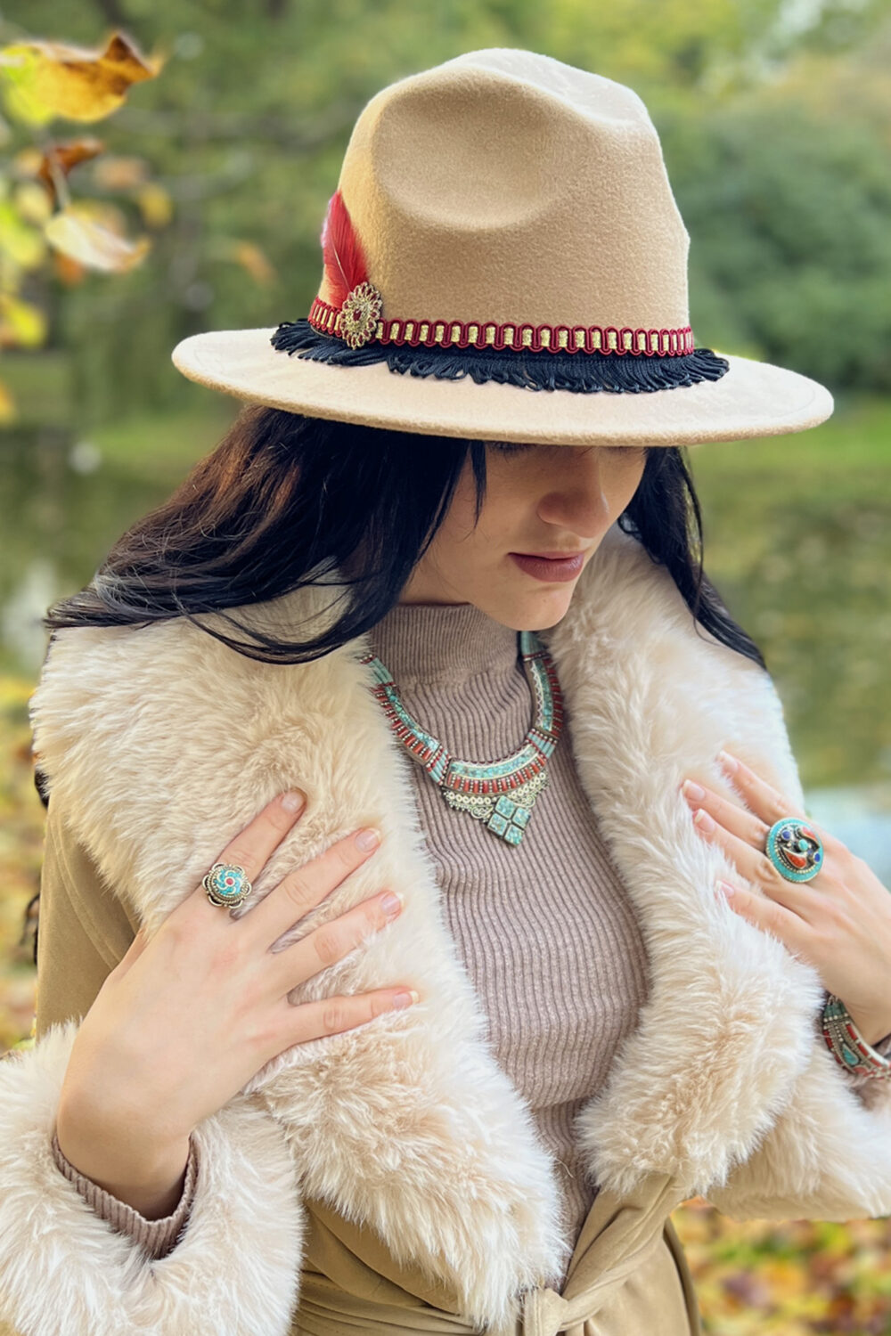 Beige Hangemaakte Hoed met rode veer